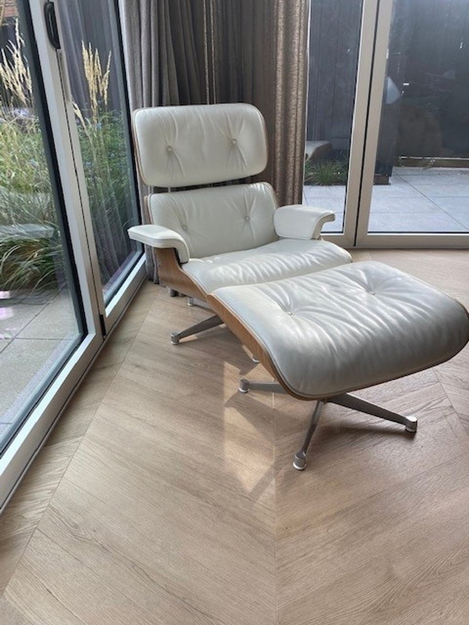 Charles and eames lounge chair discount