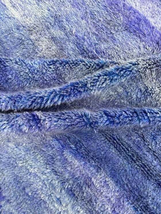 Image 1 of "Zayir" - Zeitgenössischer Teppich aus marokkanischer Wolle in Blau