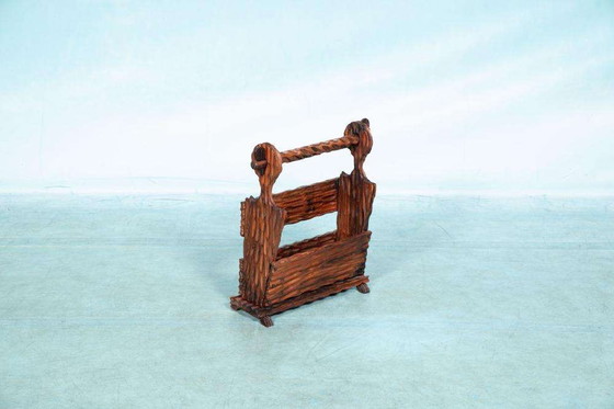 Image 1 of Brutalistischer Zeitschriftenständer aus Holz 70er Jahre, Spanischer Zeitschriftenständer