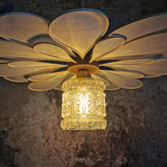 Image 1 of Hängeleuchte Blume mit 24 Blütenblättern aus Rattan und Leinen + Vintage-Glaskugel