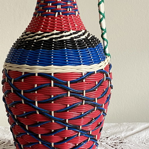 Alte Glasflasche und Scoubidou Vintage Kunststoffgeflecht