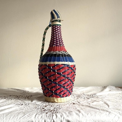 Alte Glasflasche und Scoubidou Vintage Kunststoffgeflecht