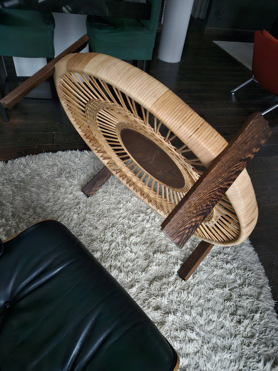 Image 1 of Runder Couchtisch...Durchmesser 105 Cm...Höhe 40 Cm...Rauchglas...Grau...Holzbeine...Rohrgeflecht