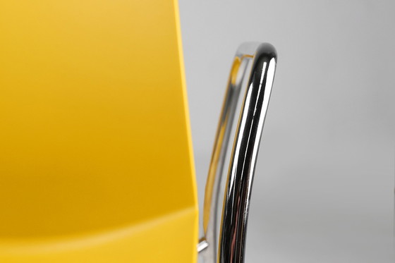 Image 1 of Gelber Mid-Century Stuhl mit Metallgestell und Kunststoffsitz, Belgien