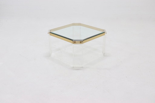 Französischer Couchtisch aus Acryl, Gold und Glas der 1970er Jahre