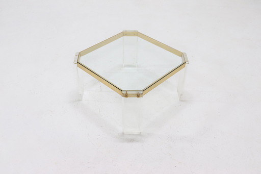 Französischer Couchtisch aus Acryl, Gold und Glas der 1970er Jahre