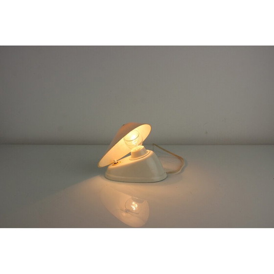 Image 1 of Weiße Bakelit-Tischlampe aus der Mitte des Jahrhunderts, Tschechoslowakei 1960er Jahre