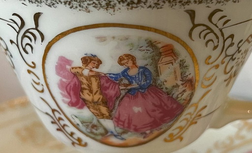 Schöne Porzellantasse und Untertasse