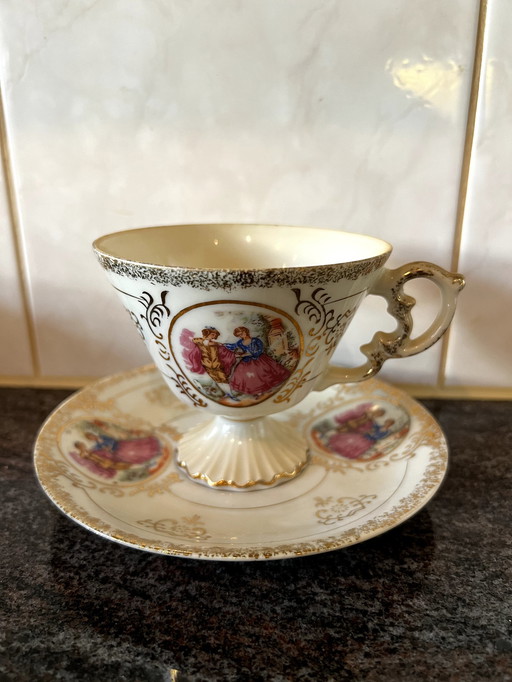 Schöne Porzellantasse und Untertasse