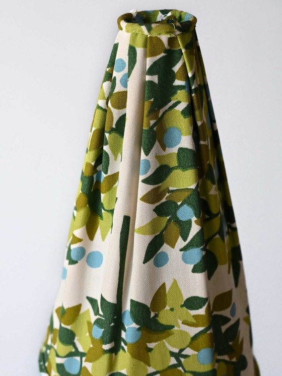 Image 1 of Retro-Stehlampe mit blattgemustertem Schirm - Stativfuß aus weißem Metall