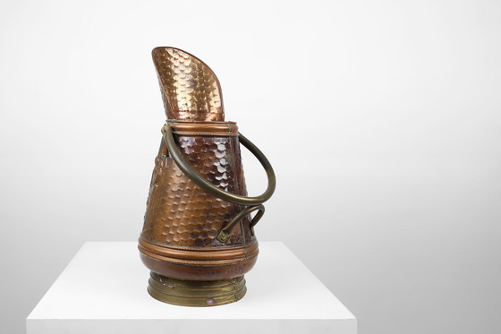 Image 1 of Schirmständer aus Kupfer mit gehämmertem Relief einer mittelalterlichen Bäckerei, Frankreich ca. 1900