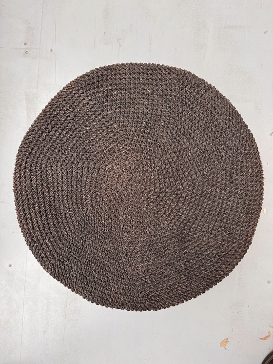 Image 1 of Schwarzer gehäkelter runder Fußhocker, auf Holzbeinen