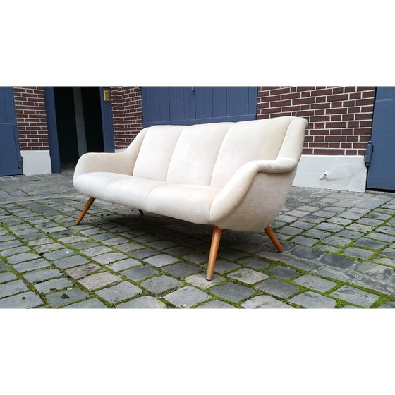Image 1 of Vintage Samt 3-Sitzer Sofa mit Teakholzbeinen, 1950