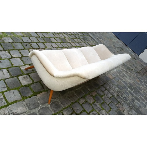 Image 1 of Vintage Samt 3-Sitzer Sofa mit Teakholzbeinen, 1950