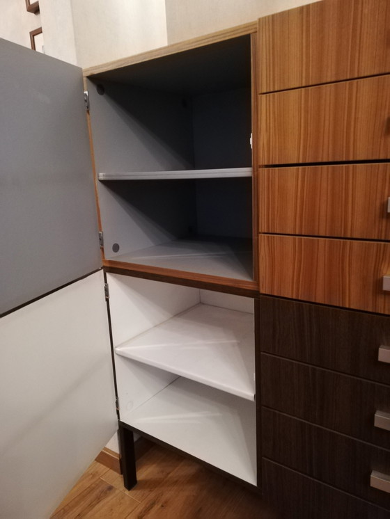 Image 1 of 80er-Jahre-Schrank auf Stahlsockel