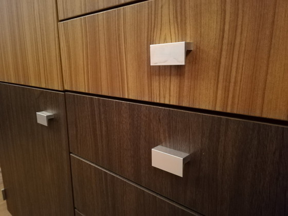 Image 1 of 80er-Jahre-Schrank auf Stahlsockel