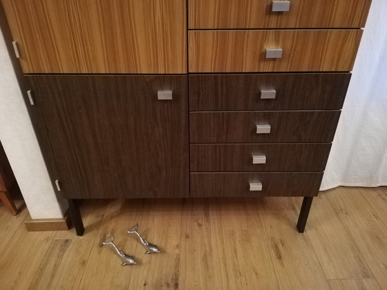 Image 1 of 80er-Jahre-Schrank auf Stahlsockel