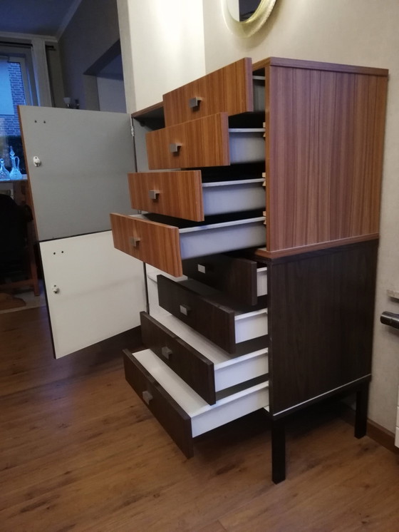 Image 1 of 80er-Jahre-Schrank auf Stahlsockel