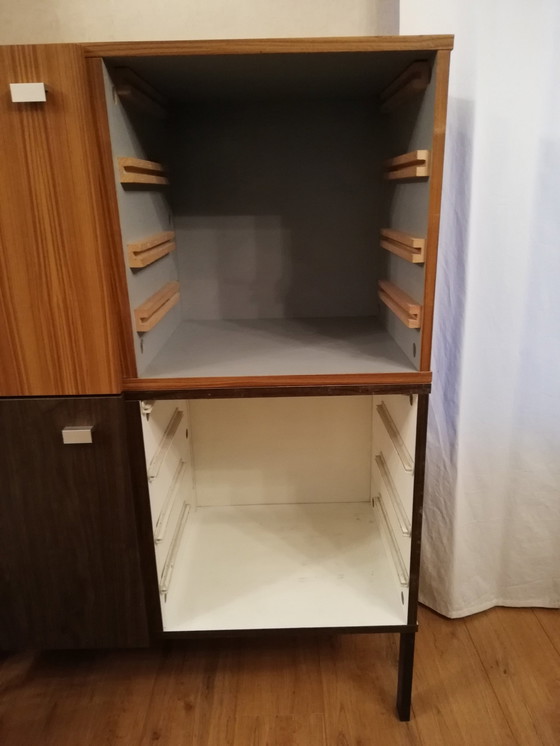 Image 1 of 80er-Jahre-Schrank auf Stahlsockel