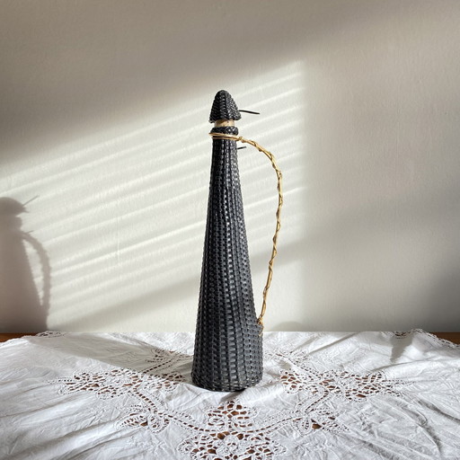 Alte Glasflasche und Scoubidou Vintage Kunststoffgeflecht