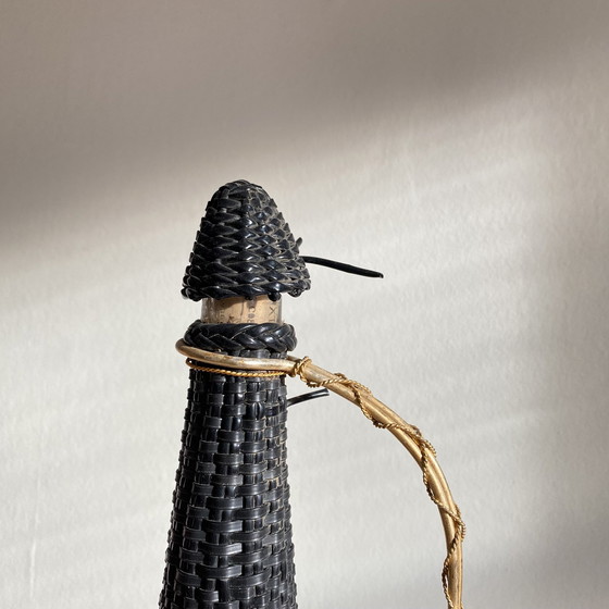 Image 1 of Alte Glasflasche und Scoubidou Vintage Kunststoffgeflecht