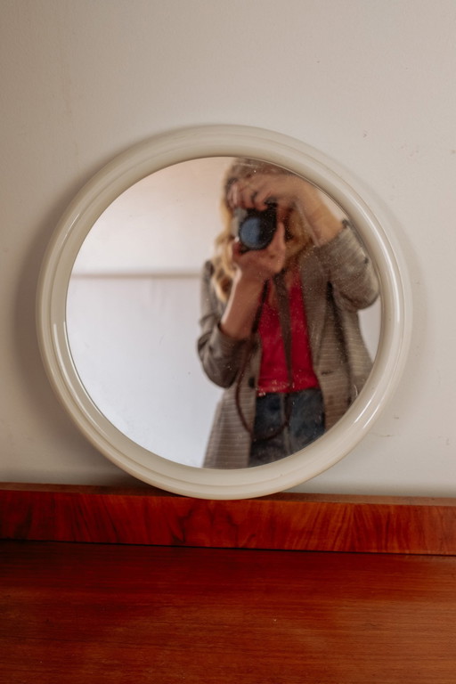 Runder weißer Vintage-Spiegel