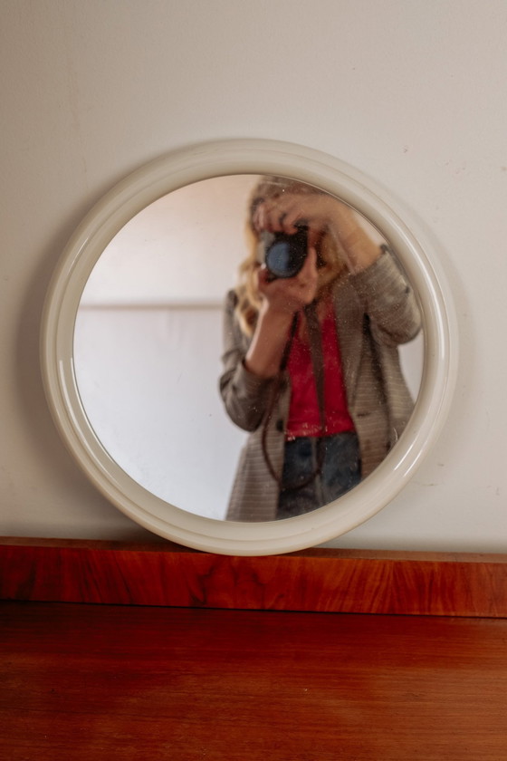 Image 1 of Runder weißer Vintage-Spiegel