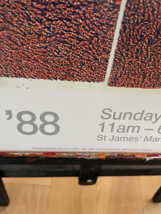 Image 1 of David Hockney, "Blumen, Apfel und Birne auf einem Tisch, Juli 1986", Copyright David Hockney 1986, gedruckt in England