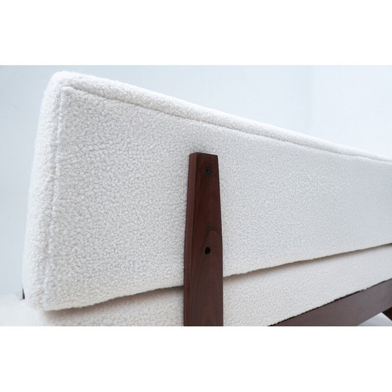 Image 1 of Italienisches Sofa aus der Mitte des Jahrhunderts aus weißem Boucle und Holz, 1960er Jahre