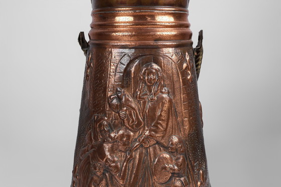 Image 1 of Schirmständer aus Kupfer mit gehämmertem Relief einer religiösen Szene, Frankreich ca. 1900