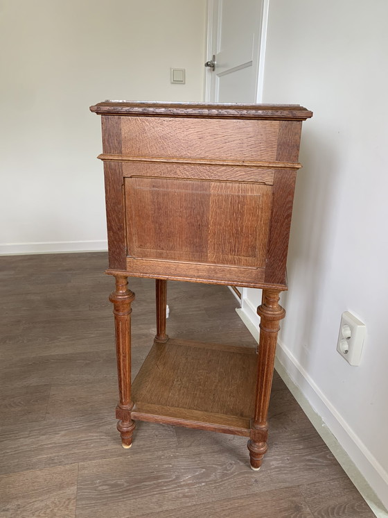 Image 1 of Nachttisch aus französischer Eiche mit Marmorplatte