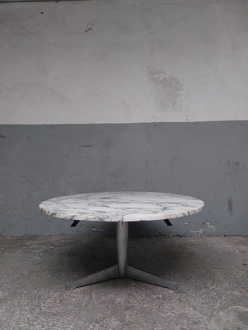 Runder Couchtisch aus Carrera-Marmor