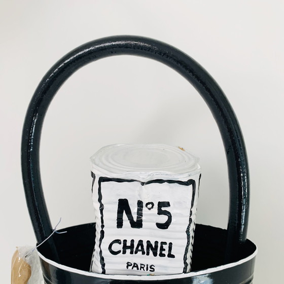 Image 1 of Kunstobjekt Norman Gekko - Zerquetschte Chanel-Tasche mit N.5-Parfüm
