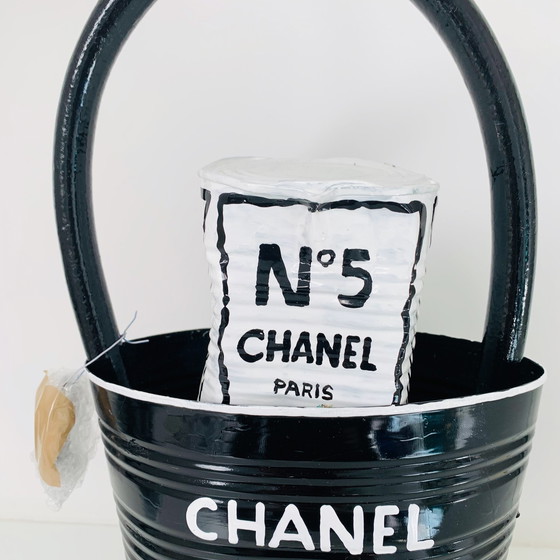 Image 1 of Kunstobjekt Norman Gekko - Zerquetschte Chanel-Tasche mit N.5-Parfüm