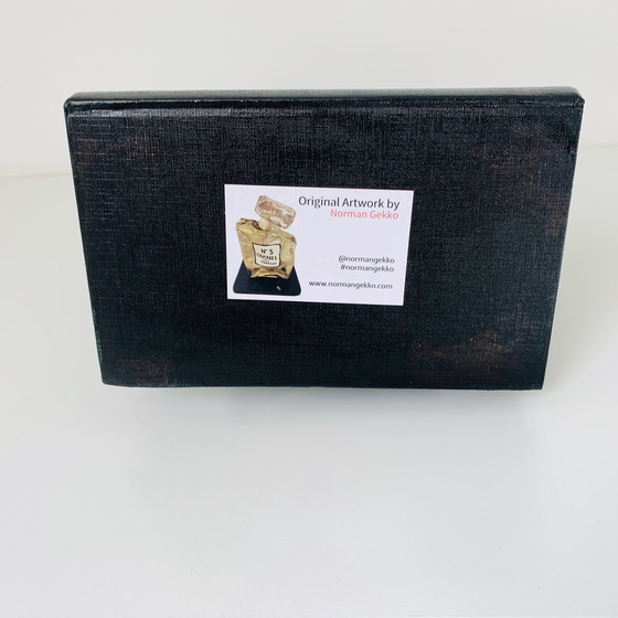 Image 1 of Kunstobjekt Norman Gekko - Zerquetschte Chanel-Tasche mit N.5-Parfüm