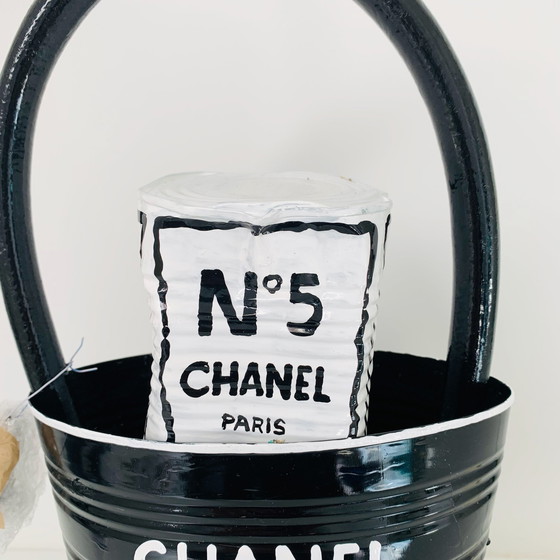 Image 1 of Kunstobjekt Norman Gekko - Zerquetschte Chanel-Tasche mit N.5-Parfüm