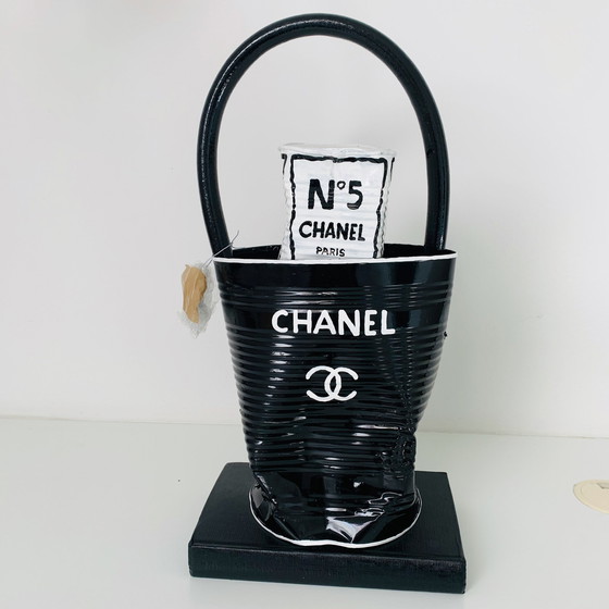 Image 1 of Kunstobjekt Norman Gekko - Zerquetschte Chanel-Tasche mit N.5-Parfüm