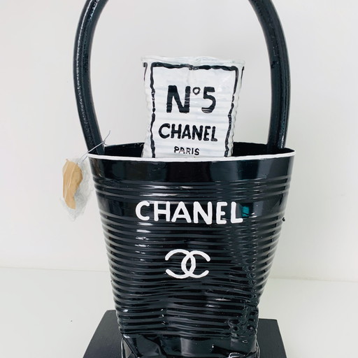 Kunstobjekt Norman Gekko - Zerquetschte Chanel-Tasche mit N.5-Parfüm