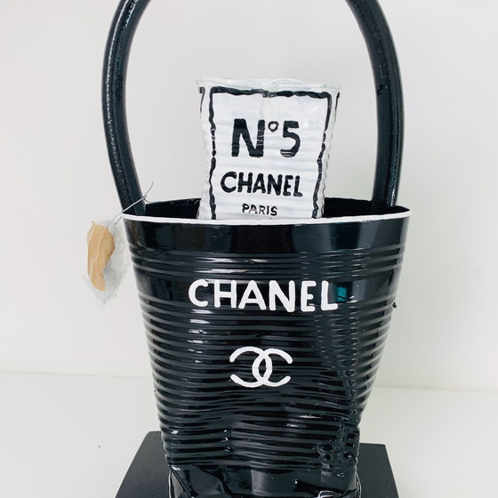 Image 1 of Kunstobjekt Norman Gekko - Zerquetschte Chanel-Tasche mit N.5-Parfüm
