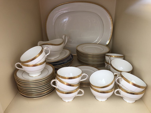 12-teiliges Service aus Minton Bone China.