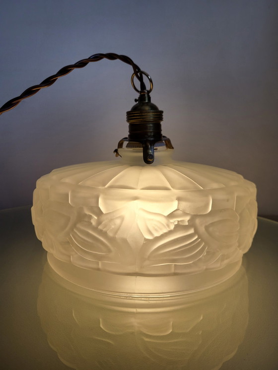 Image 1 of Jugendstil-Deckenlampe aus gepresstem Glas mit Blumendekor, Frankreich
