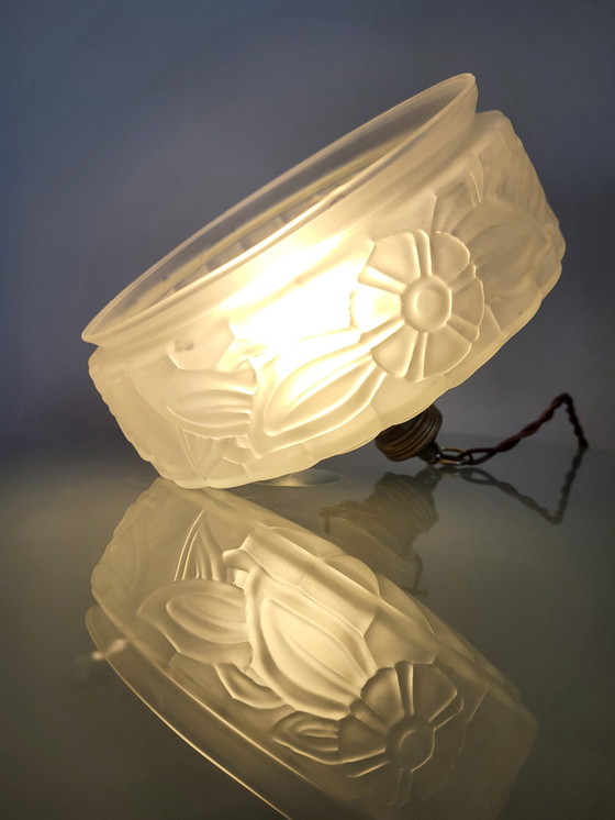 Image 1 of Jugendstil-Deckenlampe aus gepresstem Glas mit Blumendekor, Frankreich