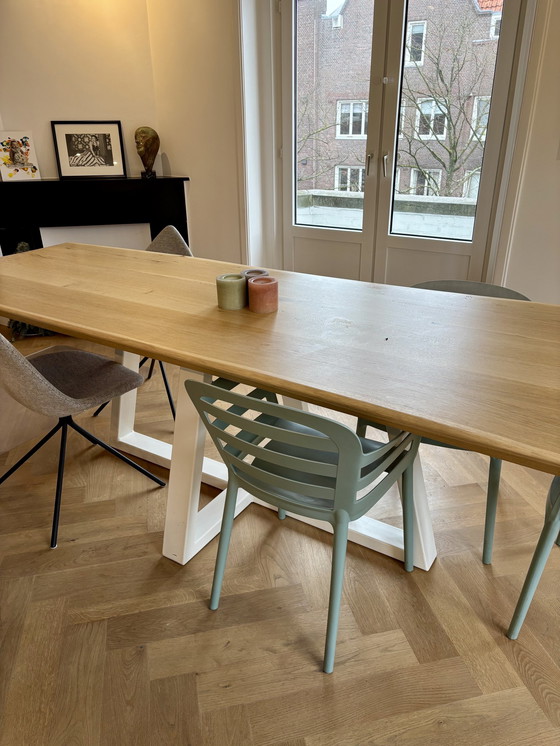 Image 1 of Schöner Tisch aus Eichenholz nach Maß - 281Cm