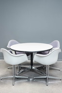 Eames runder segmentierter Tisch