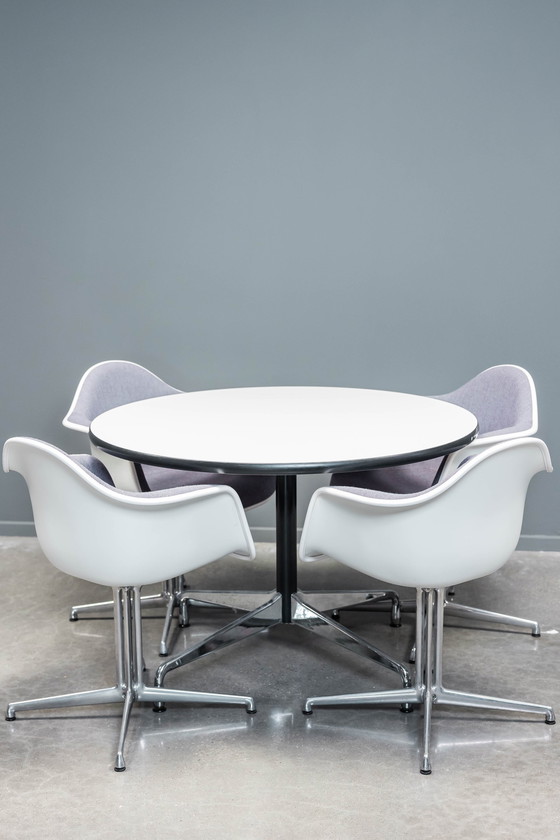 Image 1 of Eames runder segmentierter Tisch
