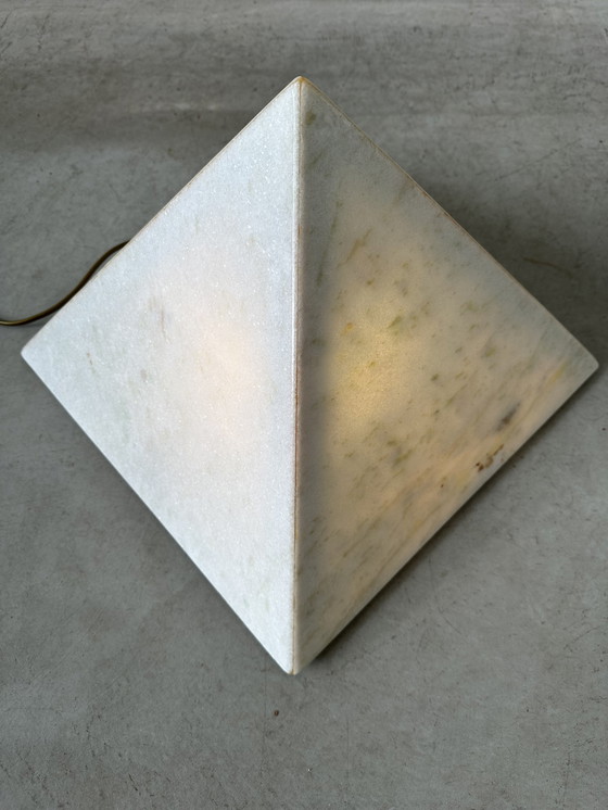 Image 1 of Marmor-Pyramidenlampe