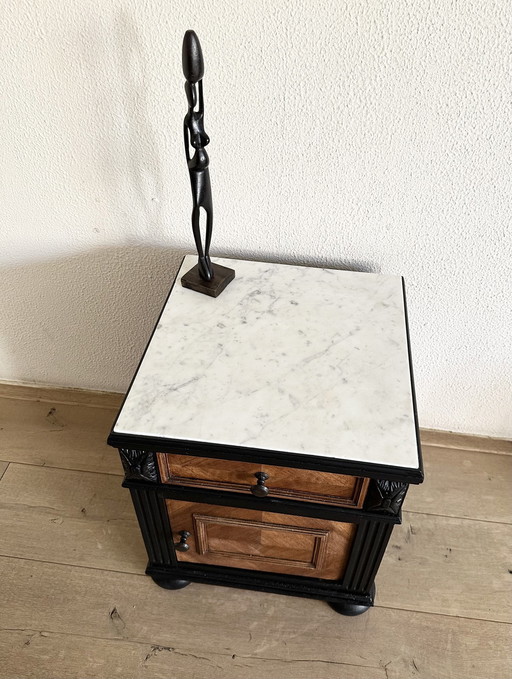 Umgestalteter Vintage-Nachttisch mit Marmorplatte