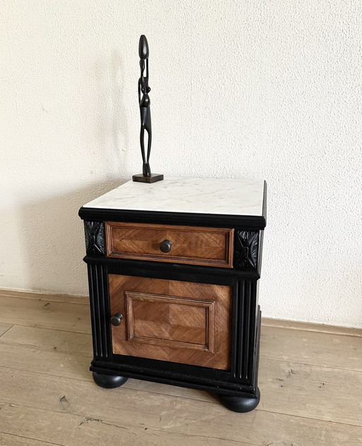 Umgestalteter Vintage-Nachttisch mit Marmorplatte