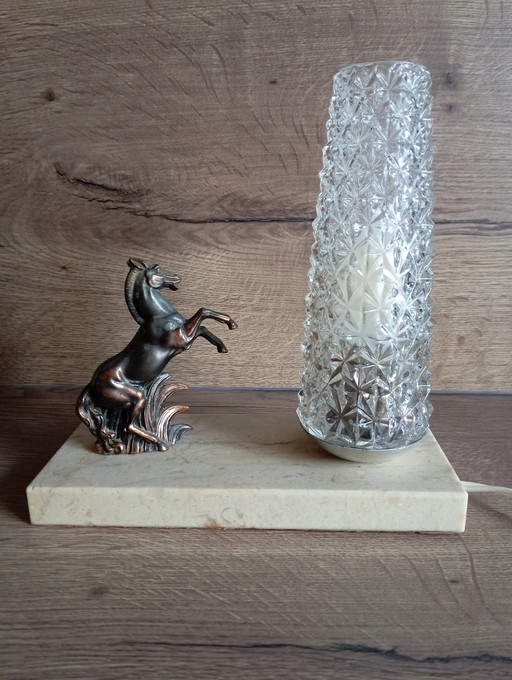 Leseleuchte / Nachttischlampe Art Deco Marmor Mit Pferdedekor Und Rohr Glas Spitze Diamant