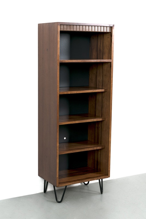 Upcycling-Bücherregal auf neuen Schlaufenbeinen